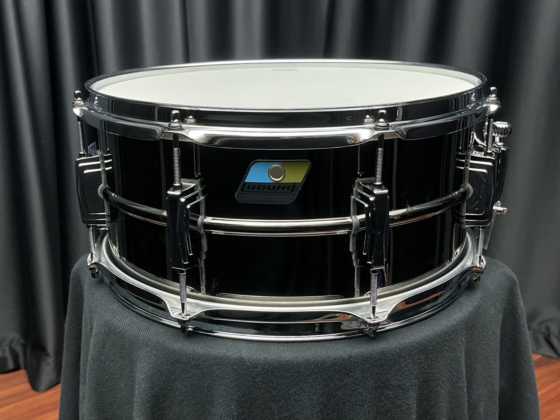 Ludwig 8 Lug Black Beauty B-Stock 6.5×14 in. Black Nickel over Brass Snare Drum LB415B