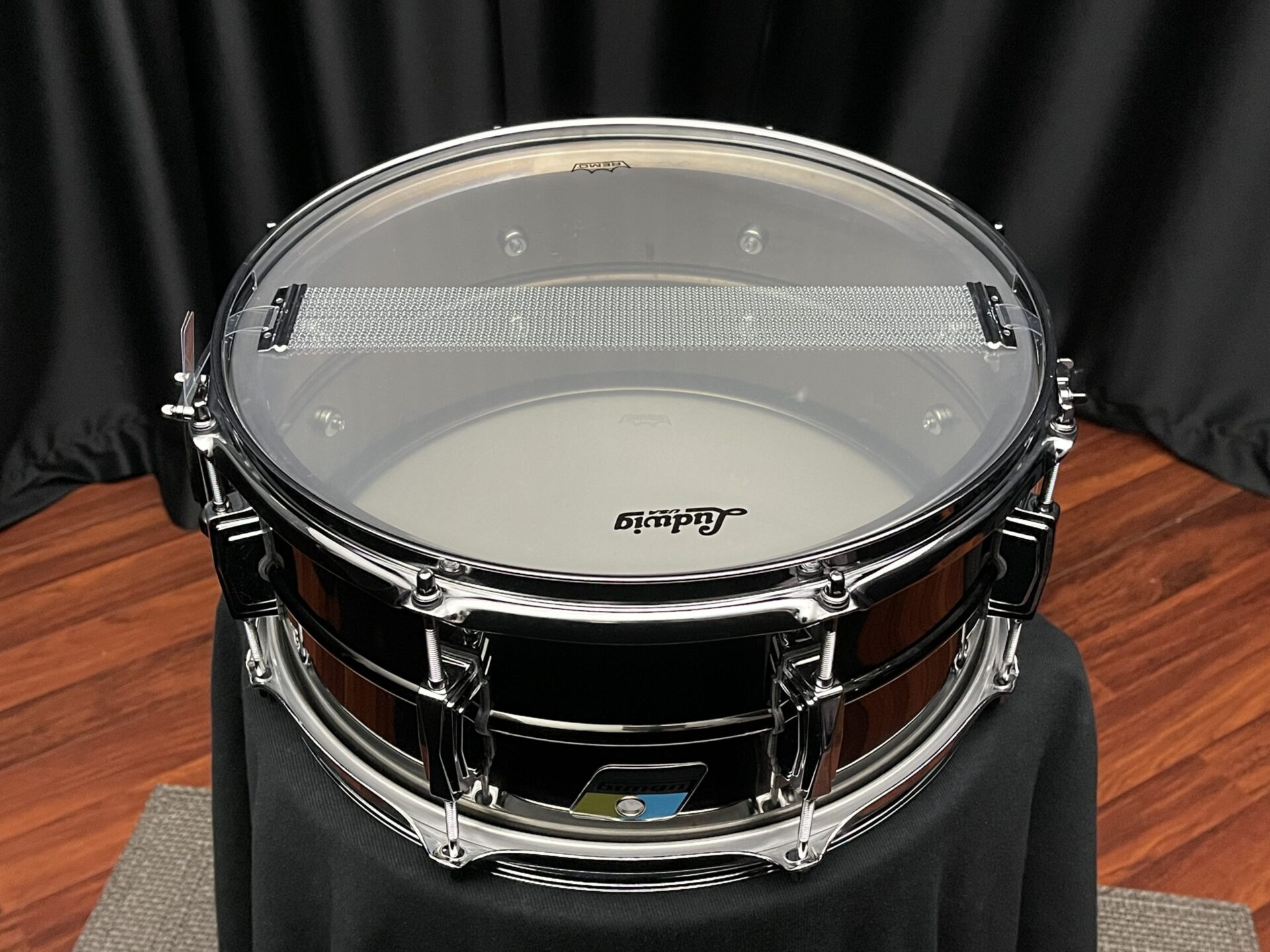 Ludwig 8 Lug Black Beauty B-Stock 6.5×14 in. Black Nickel over Brass Snare Drum LB415B - Image 4