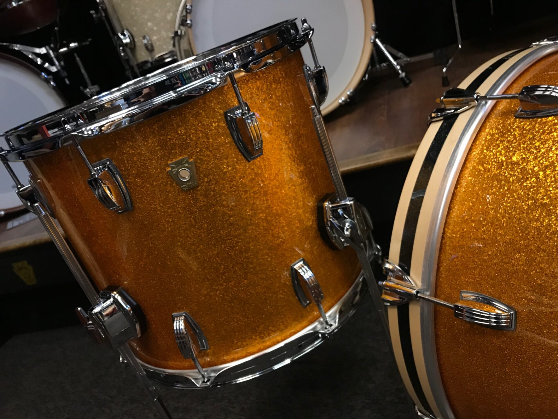 Ludwig Classic Maple Stingray Gold Sparkle 3pc Kit With Black Sparkle Bass Hoop Inlays - Image 3
