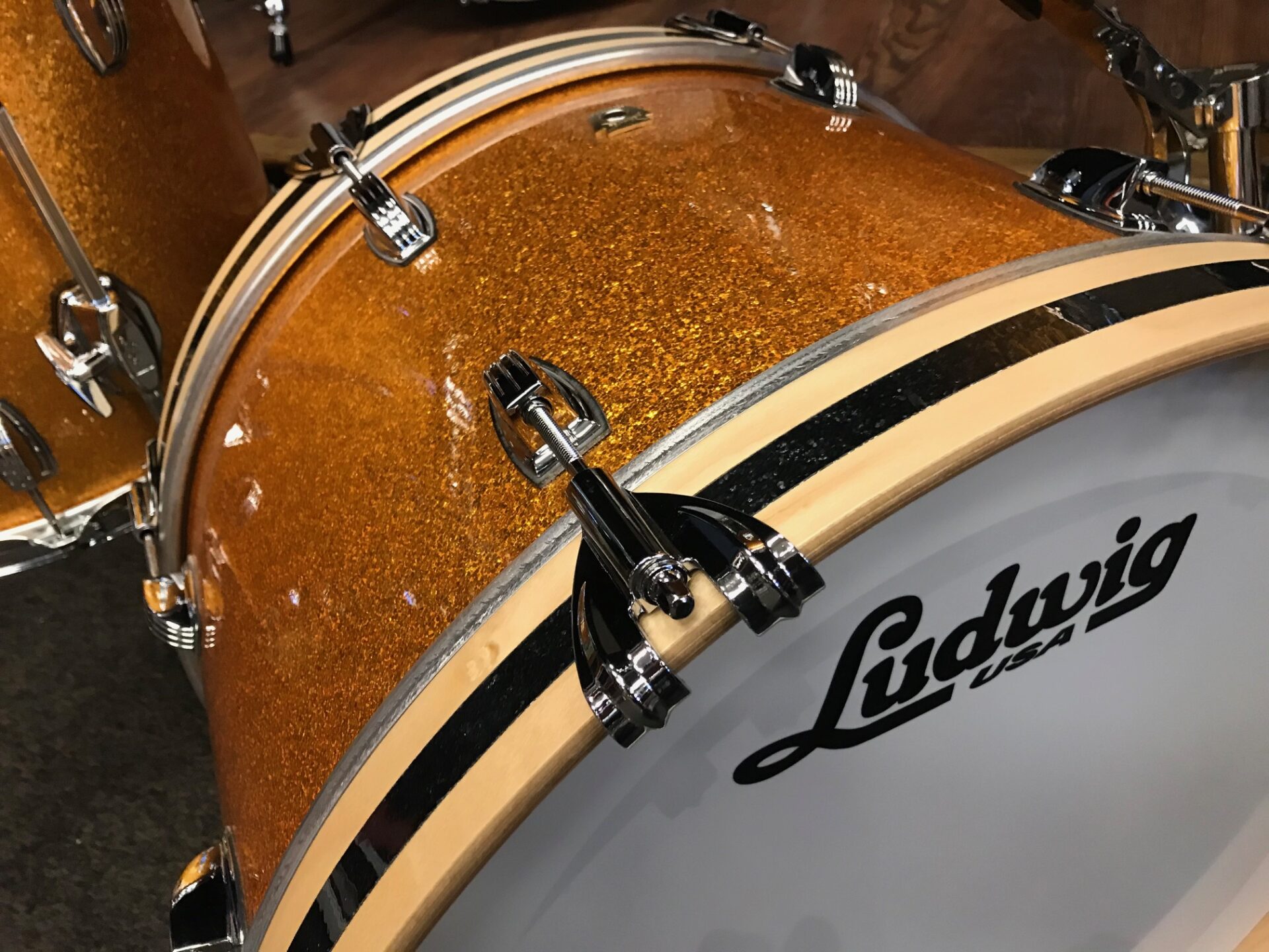 Ludwig Classic Maple Stingray Gold Sparkle 3pc Kit With Black Sparkle Bass Hoop Inlays - Image 2