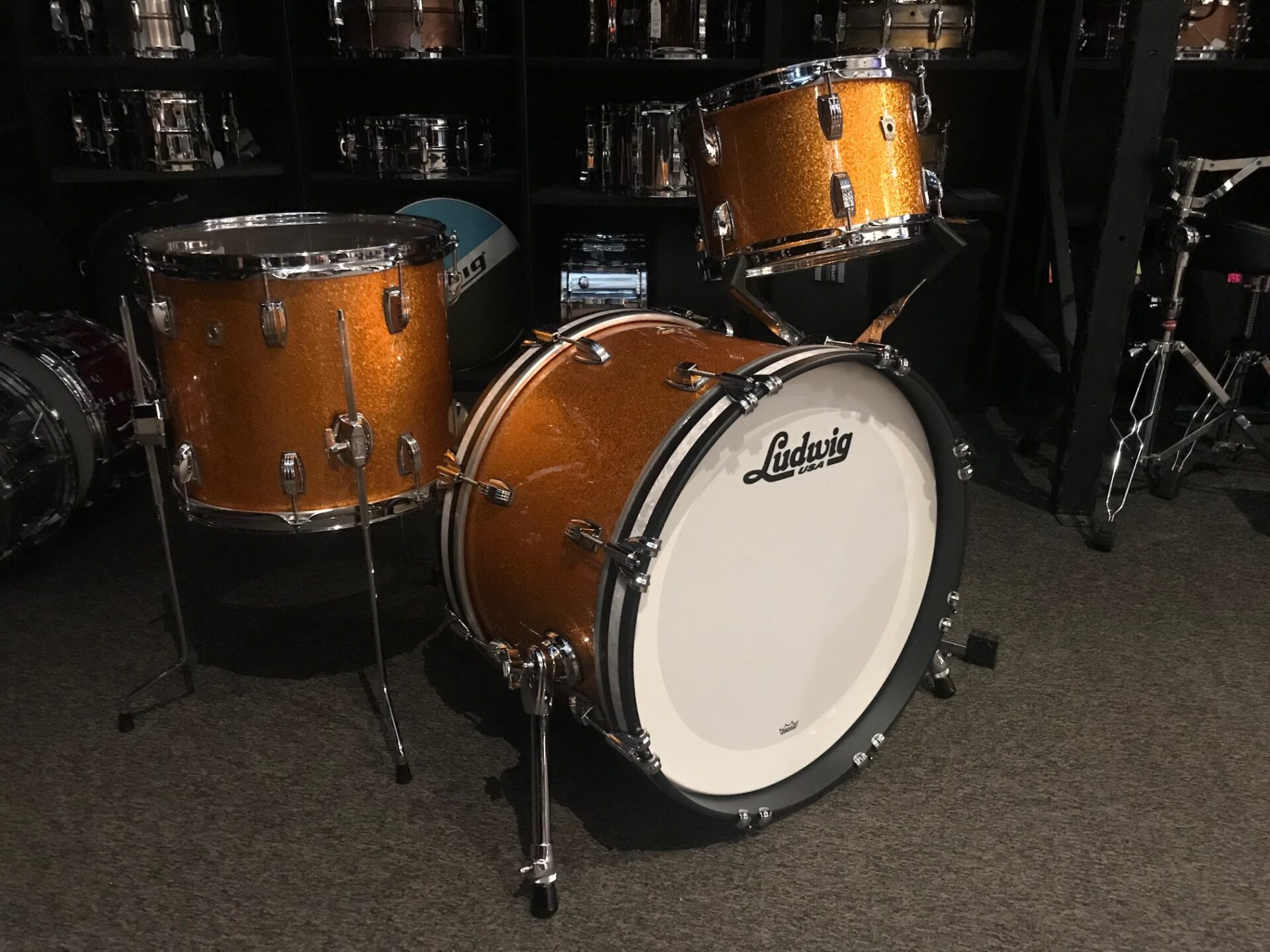 Ludwig Classic Maple Stingray Gold Sparkle 3pc Kit With White Marine Bass Hoop Inlays - Image 2