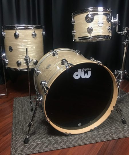 Alternative view of DW Drums Collector's Series Drum Workshop Pure Maple 333 Creme Oyster 3pc kit