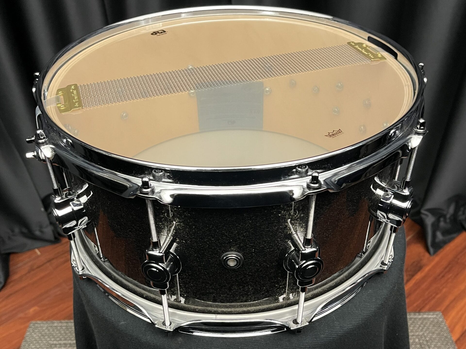DW Used Snare Drums Performance Series Maple 6.5x14 Pewter Sparkle - Image 4