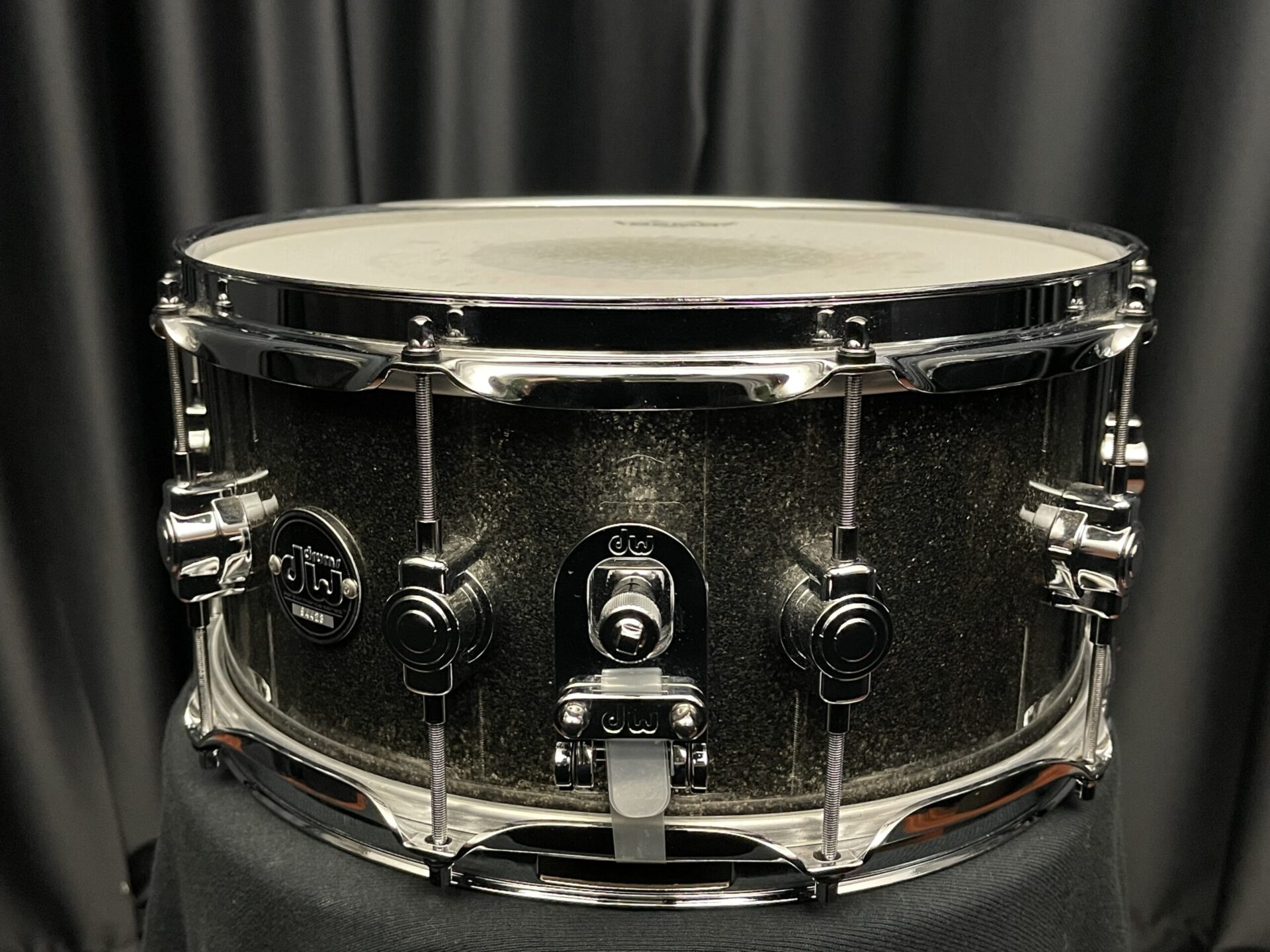DW Used Snare Drums Performance Series Maple 6.5x14 Pewter Sparkle - Image 2