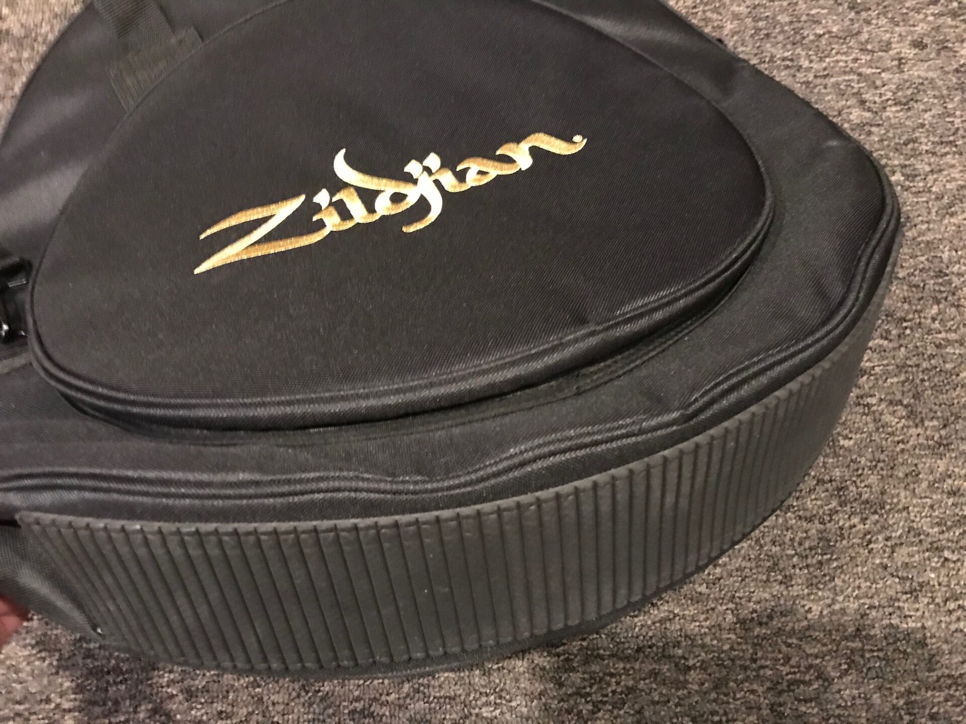 Zildjian ZCB22PV2 Premium Shoulder Cymbal Bag 22 in. w/ Dividers Dales  Drum Shop 2023
