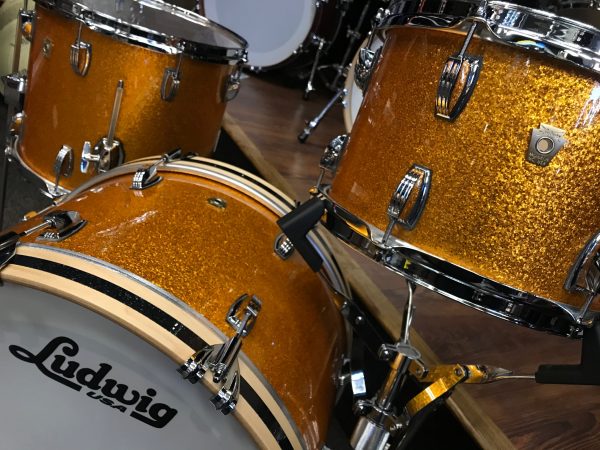 Ludwig Classic Maple Stingray Gold Sparkle three piece Kit With Black Sparkle Bass Hoop Inlays showing tom and hoop detail