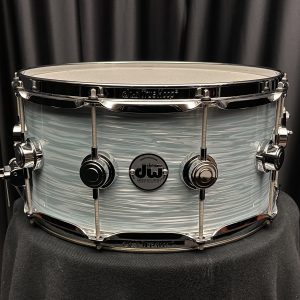 DW 6.5×14 Drum Workshop Collector’s Pure Maple SSC Pale Blue Oyster Snare Drum Logo Side View