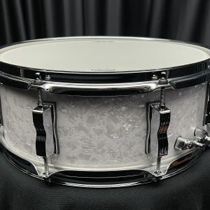 Ludwig Jazz Fest 5.5x14 snare drum in white marine pearl finish. Legacy Mahogany shell. Showing snare butt.