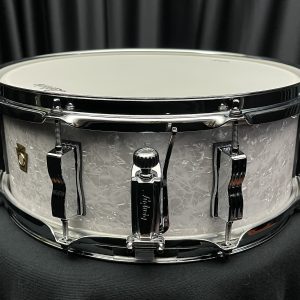 Ludwig Jazz Fest 5.5x14 snare drum in white marine pearl finish. Legacy Mahogany shell. Showing throw off.