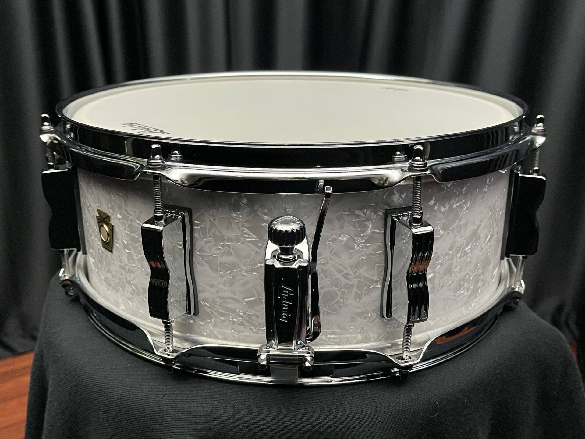 Ludwig Jazz Fest 5.5×14 in. Snare Drum White Marine Pearl LS9080P - Dales  Drum Shop 2023