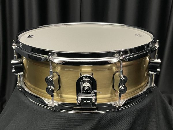PDP Dual-beaded 1mm Natural Satin Brushed Brass five by fourteen Snare Drum mag throw off