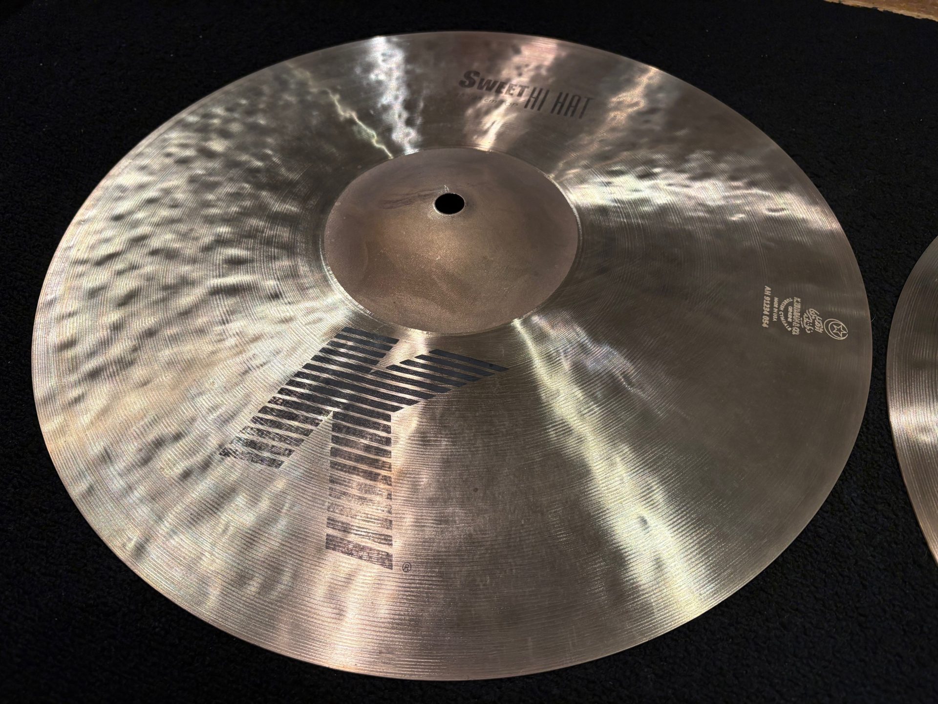 Zildjian Used Cymbals 15 in. K Sweet Hi Hat Pair 1126g / 1604g 2 Zildjian Used 15 Inch K Sweet Hi Hat Cymbal Pair Top Hat