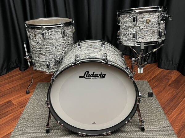 Ludwig Classic Maple USA Fab White Abalone Audience View