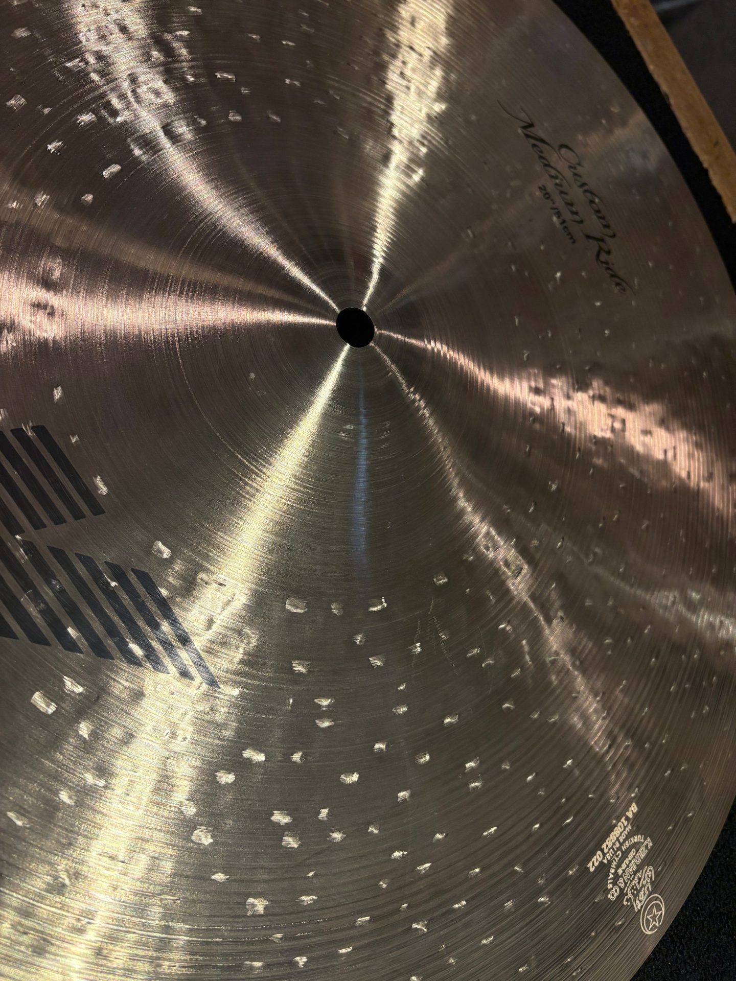 Zildjian Used K Custom 20 in. Medium Ride Cymbal 2346g 2 Zildjian Used K Custom 20 inch medium ride cymbal bell and logo