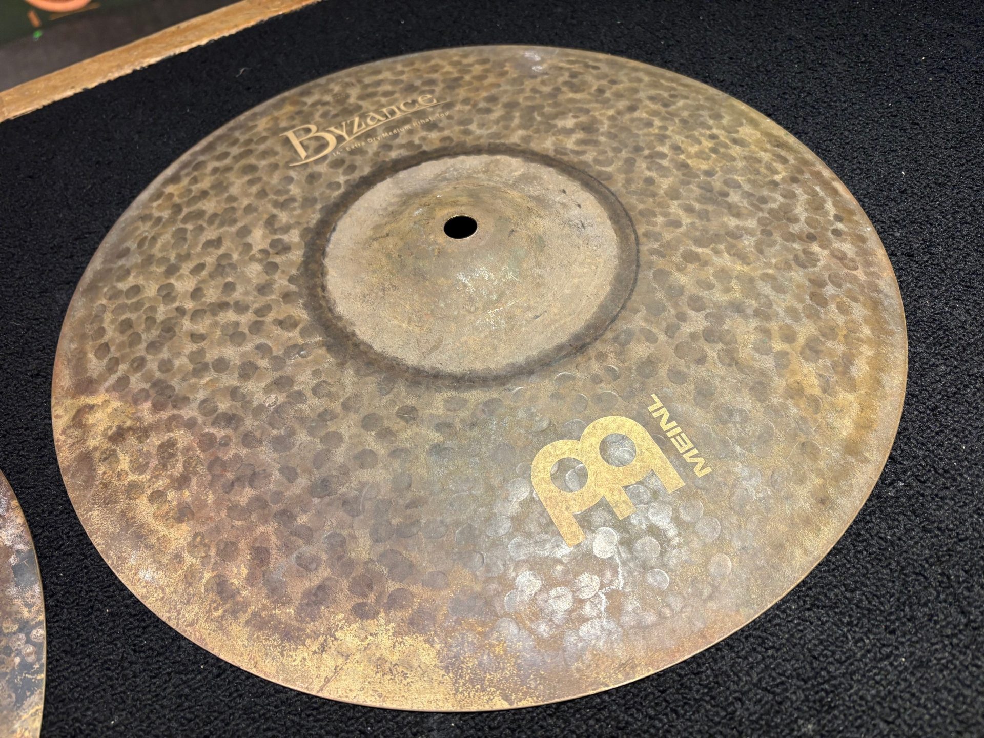 Meinl Used Byzance 14 in. Extra Dry Medium Hi Hat Cymbal Pair 881g T 1434 B 2 Meinl Used Byzance 14in. Extra Dry Medium Hi Hats Top Hat