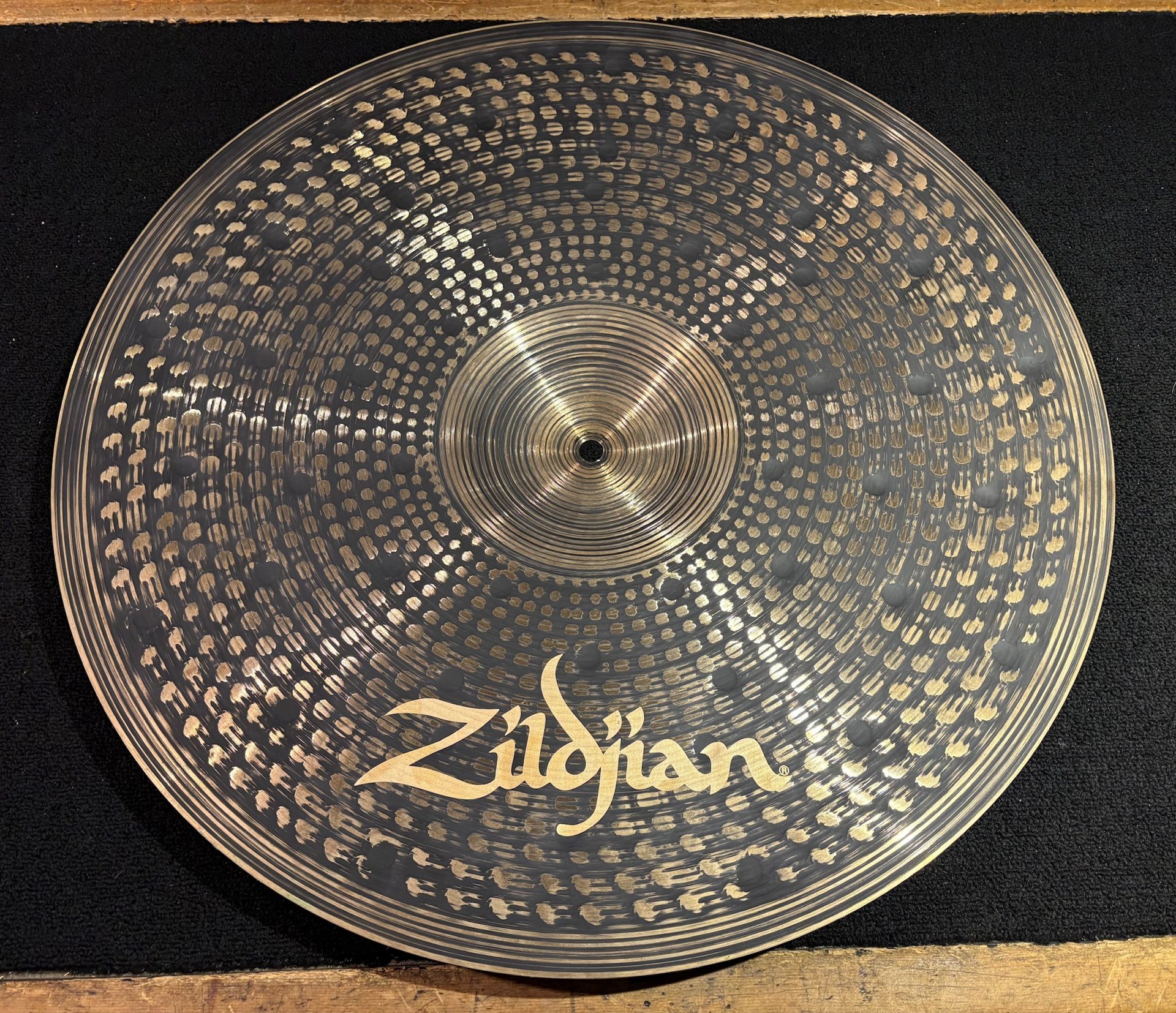 Zildjian Used S Dark 20 in. Ride Cymbal 2426g 3 Used S Dark 20 in. Ride Cymbal Underside