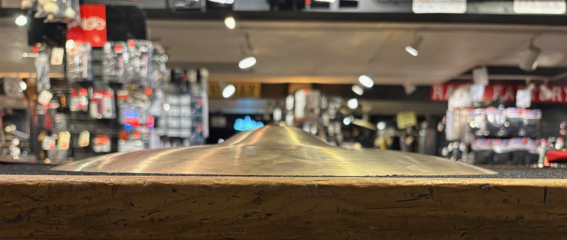 Zildjian Vintage Used 70s 18 in. A Thin Stamp Crash Cymbal 1472g 5 Zildjian Vintage A 18 Inch Thin Stamp Crash Cymbal Profile