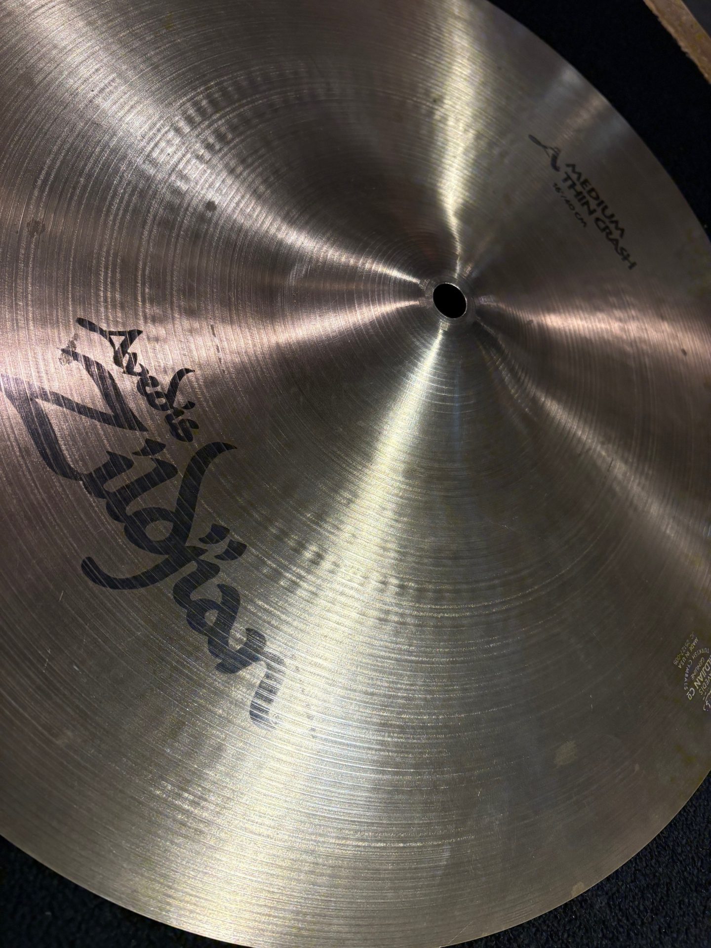 Zildjian Used A 16 in. Medium Thin Crash Cymbal 1137g 2 Zildjian Used A 16 Inch Medium Thin Crash Cymbal Bell and Logo