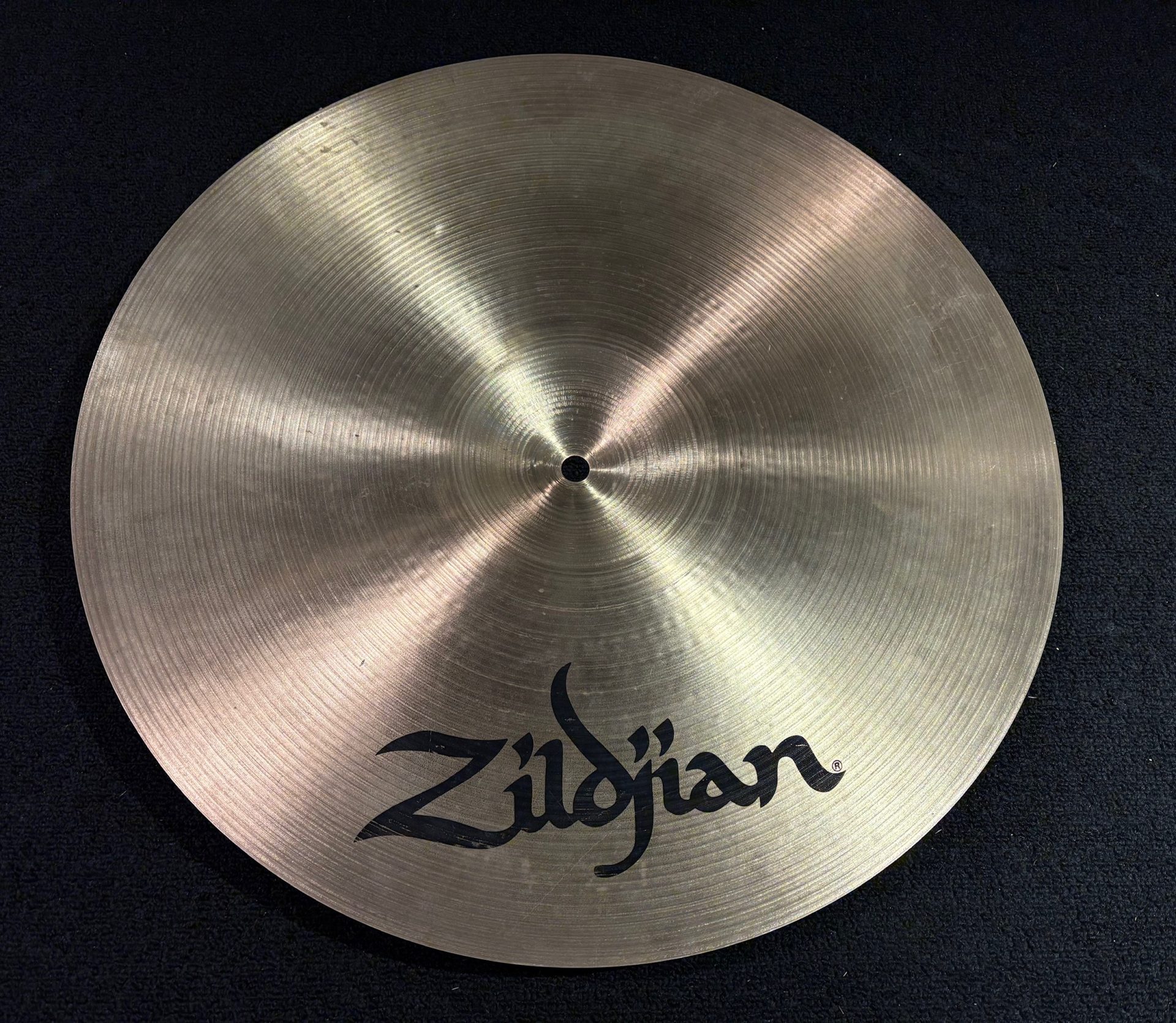 Zildjian Used A 16 in. Medium Thin Crash Cymbal 1137g 3 Zildjian Used A 16 Inch Medium Thin Crash Cymbal Underside