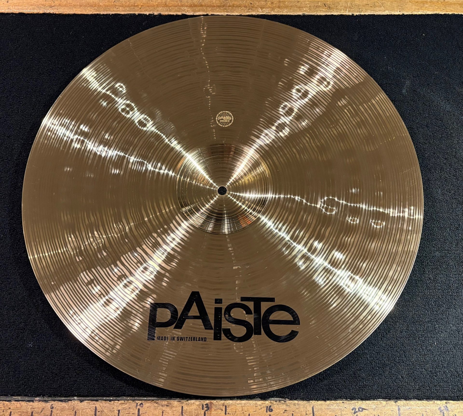 Paiste Used 20 in. Signature Full Ride Cymbal 2512g 3 Paiste Used 20 Inch Signature Full Ride Cymbal Underside