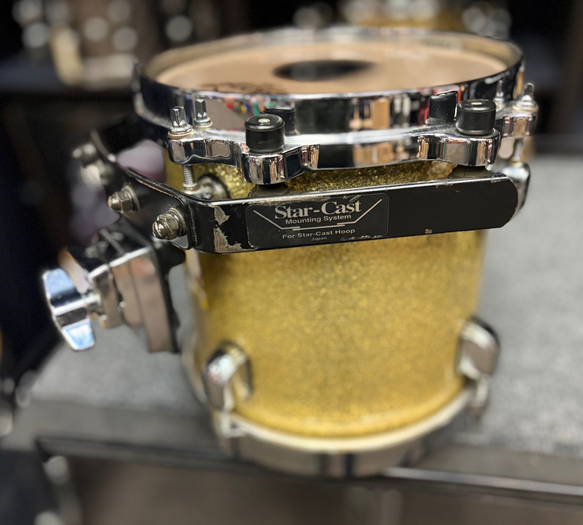 Tama Used Drums Starclassic Performer Birch 8 in. Gold Sparkle Tom 3 Tama Used Starclassic Performer Birch 8 Inch Tom Sparkle Wrap Finish Wear to Black Starcast Mount Arm